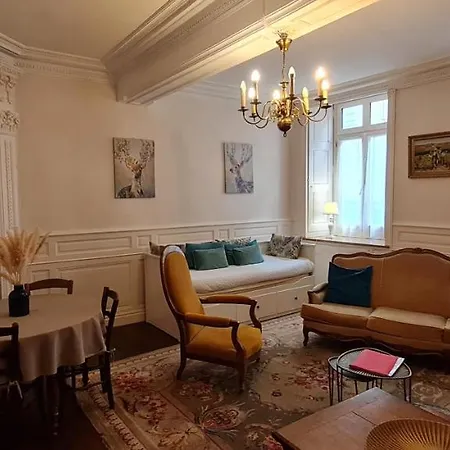 Le Jeu De Paume A Centre *